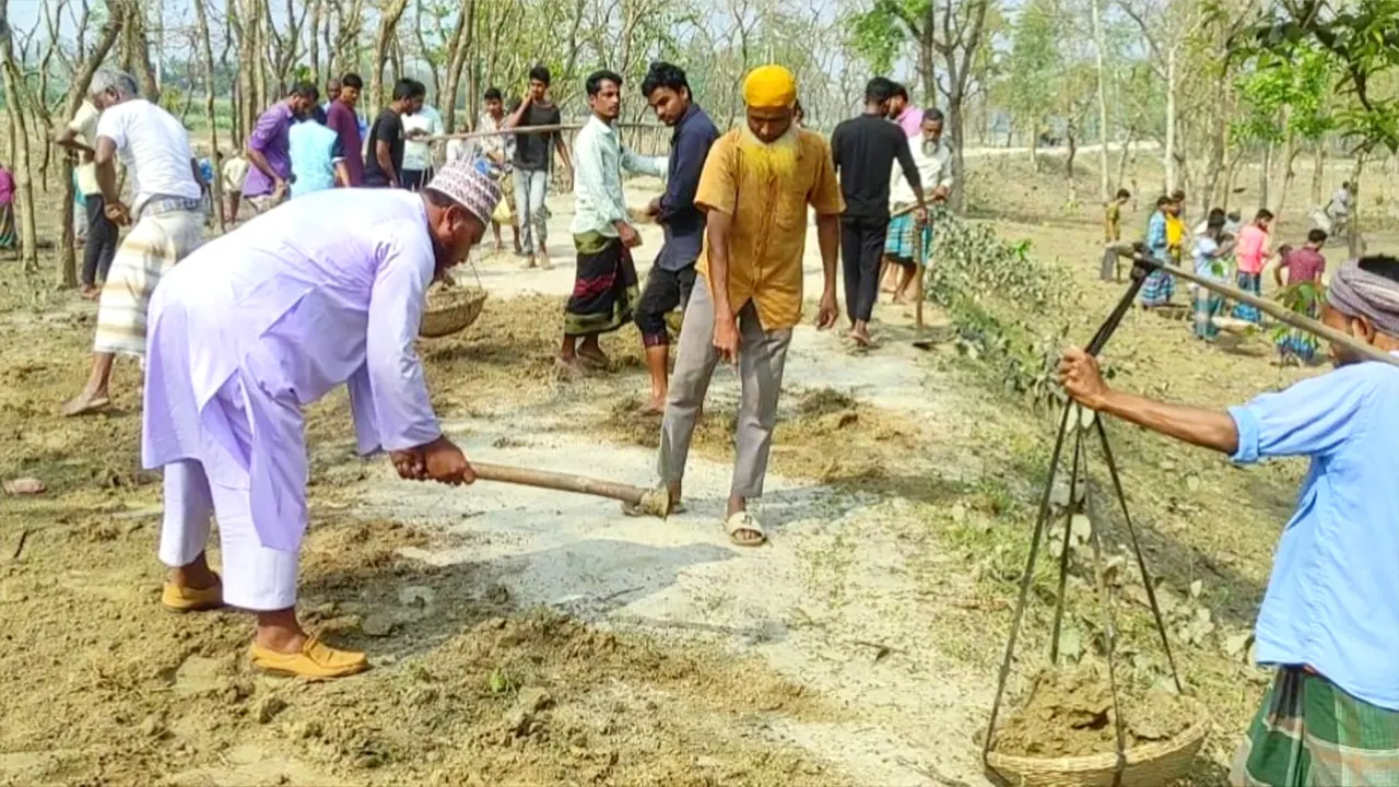 নেতাকর্মীদের সাথে নিয়ে সংস্কার কাজ করছেন উপজেলা জামায়াতের আমির। ছবি : কালবেলা