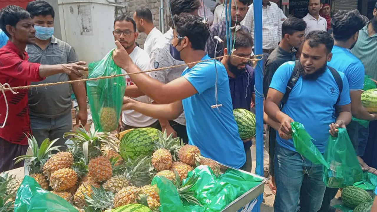 প্রেস ক্লাবের সামনে স্বল্পমূল্যে তরমুজ, আনারস, গরুর মাংস বিক্রি করছেন ডা. কে.এম নাহিদ উল হক। ছবি : কালবেলা