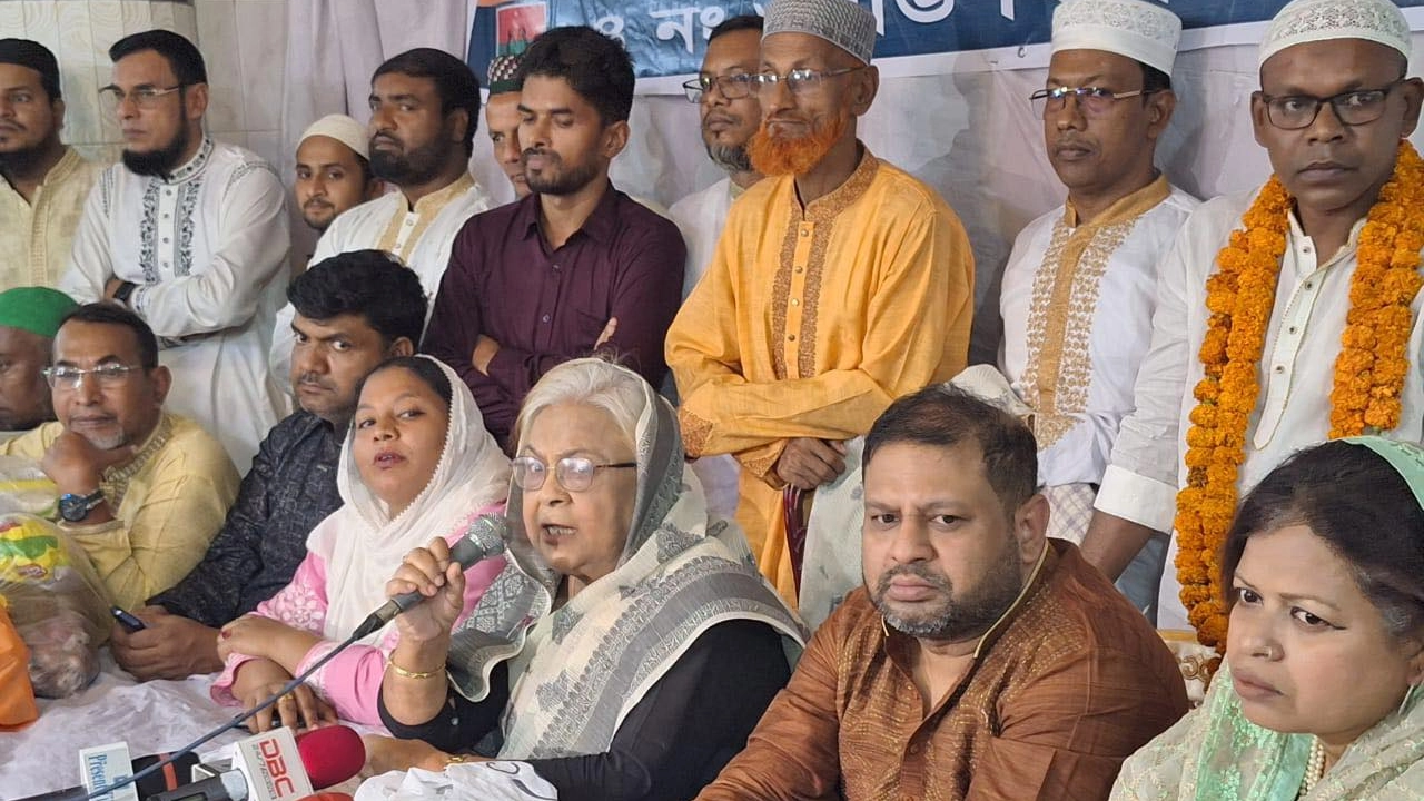 লালবাগ থানা বিএনপি আয়োজিত ইফতার ও দোয়া মাহফিলে বক্তব্য দেন সেলিমা রহমান। ছবি : কালবেলা