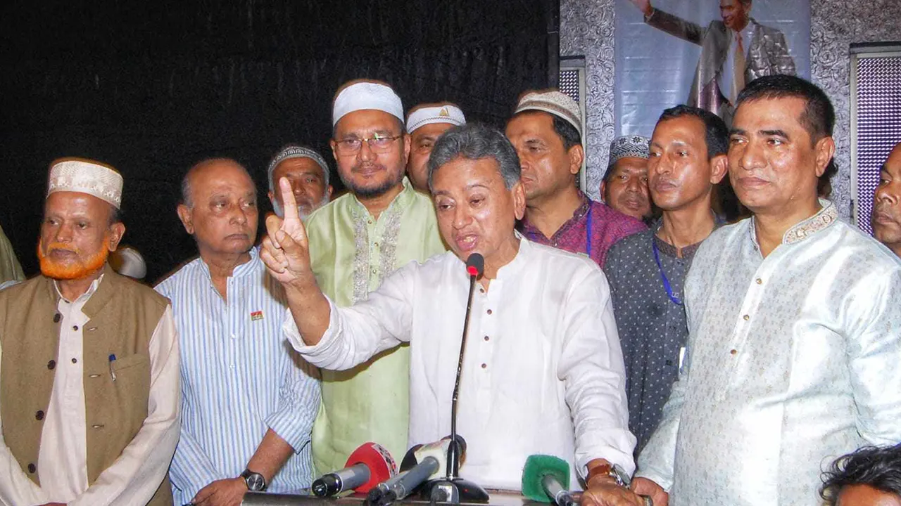 সম্মাননা ও ইফতার মাহফিলে বক্তব্য রাখছেন আমীর খসরু মাহমুদ চৌধুরী। ছবি : কালবেলা