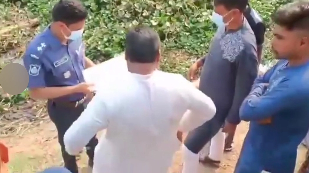 ঘটনাস্থল পরিদর্শনে পুলিশ। ছবি : কালবেলা