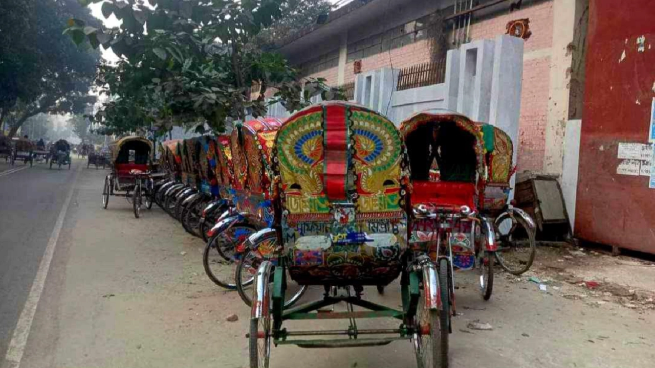 ফুটপাতে রিকশার গ্যারেজের কারণে নষ্ট হচ্ছে বুটেক্সের সৌন্দর্য। ছবি : কালবেলা