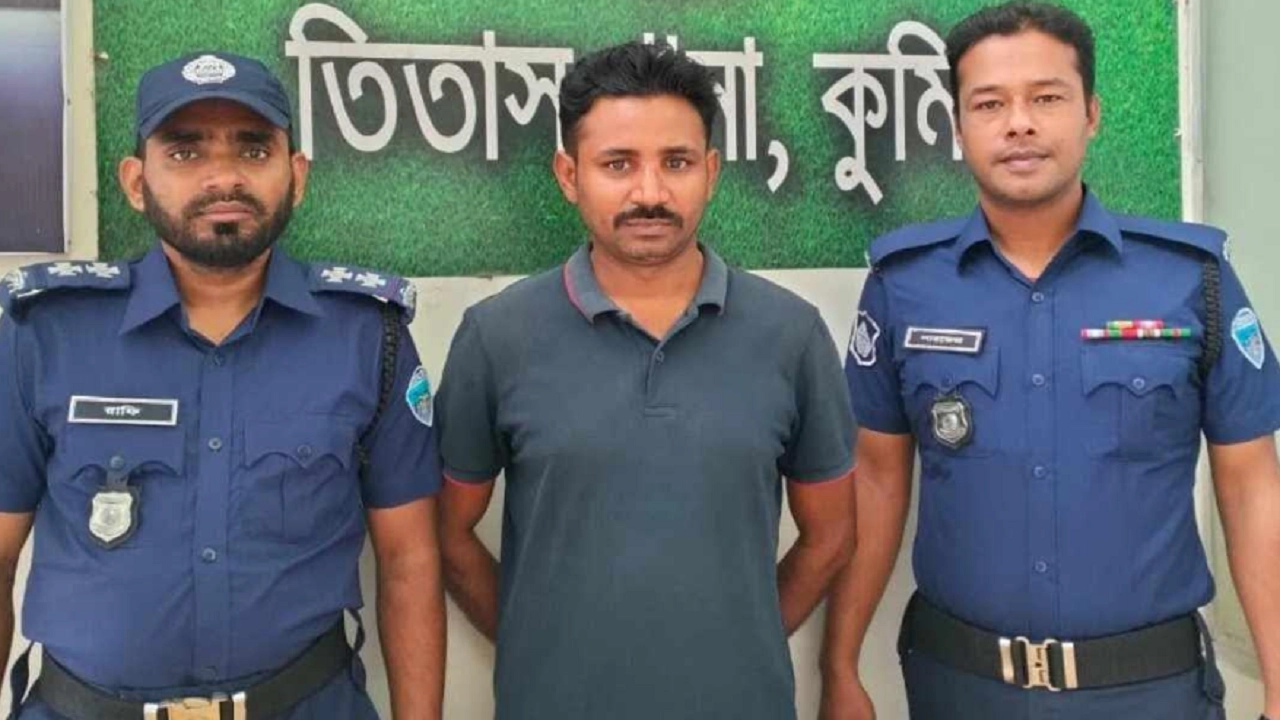 কুমিল্লার তিতাসে বাকিতে সিগারেট না দেওয়ায় দোকানিকে ছুরিকাঘাতে হত্যার ঘটনায় মূলহোতা বাহাউদ্দিনকে গ্রেপ্তার করেছে পুলিশ। ছবি : কালবেলা