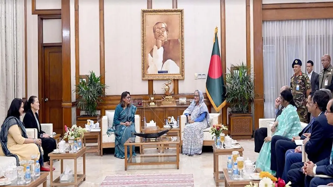 ডব্লিউএইচওর দক্ষিণ-পূর্ব এশিয়া অঞ্চলের আঞ্চলিক পরিচালক সায়মা ওয়াজেদ শুক্রবার রাতে প্রধানমন্ত্রী শেখ হাসিনার সঙ্গে গণভবনে সৌজন্য সাক্ষাৎ করেন। ছবি : সংগৃহীত