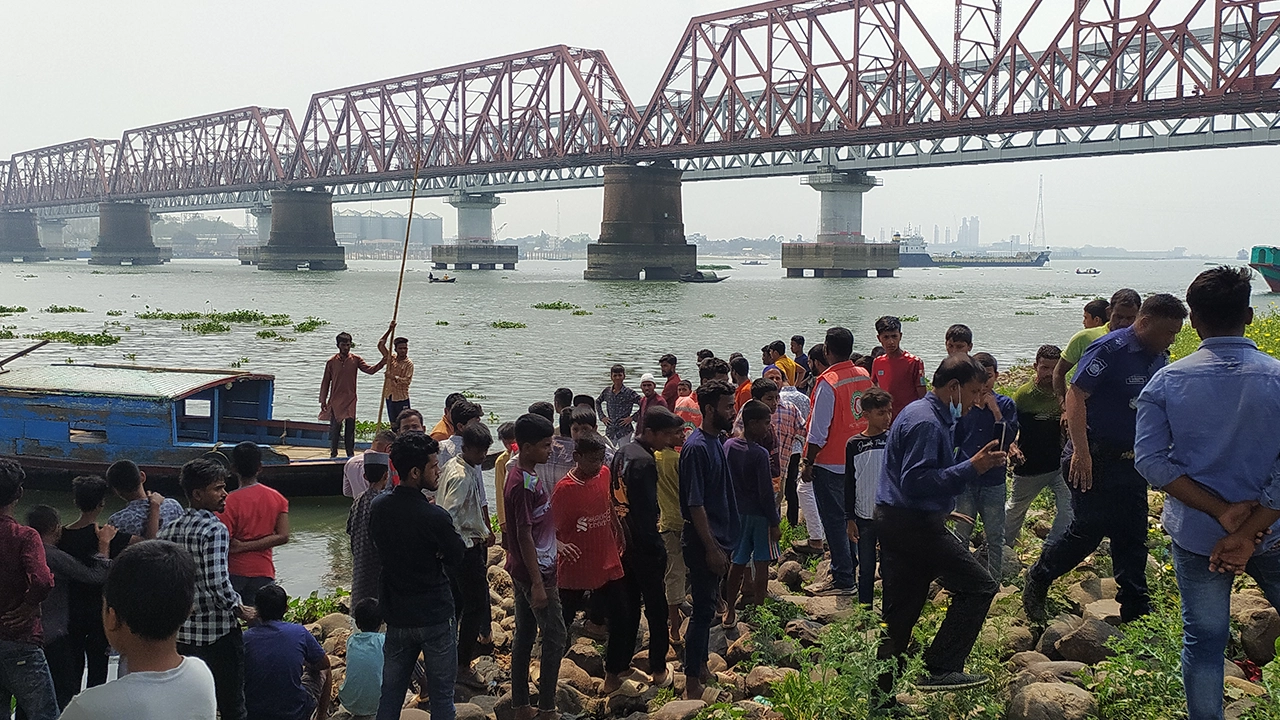 মেঘনা নদীর পাড়ে নিখোঁজদের স্বজনরা অপেক্ষায় রয়েছেন। ছবি : কালবেলা