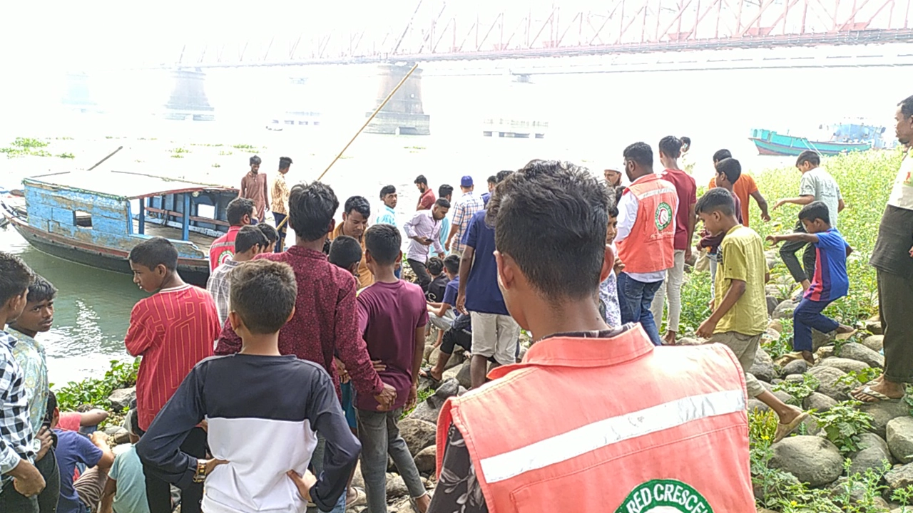 নিখোঁজদের উদ্ধারে মেঘনা নদীতে চলছে অভিযান। ছবি : কালবেলা