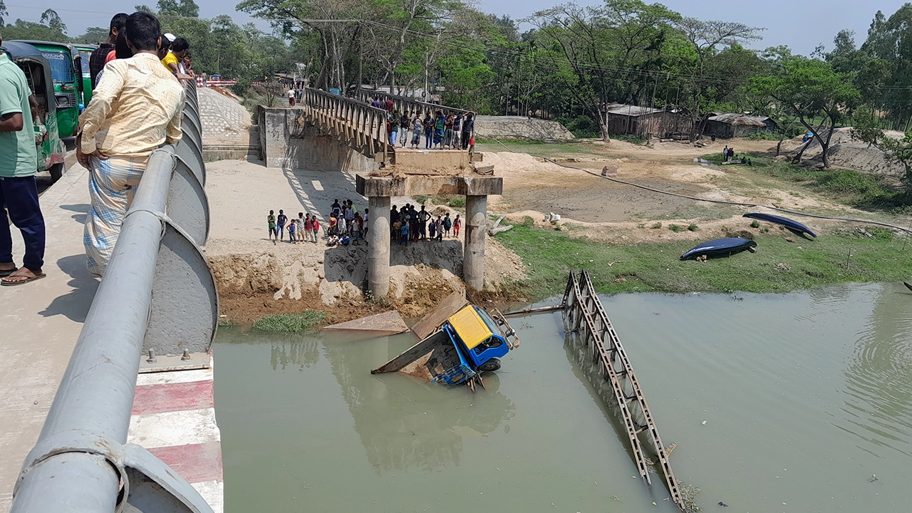 খালে পড়ে আছে দুর্ঘটনাকবলিত ট্রাকটি। ছবি : কালবেলা
