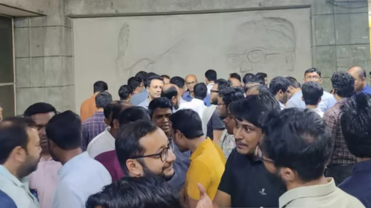 নিয়োগ বাণিজ্যের অভিযোগ তুলে বিএসএমএমইউতে বিক্ষোভ করেন স্বাধীনতা চিকিৎসক পরিষদ সংগঠনের শিক্ষকরা। ছবি : সংগৃহীত