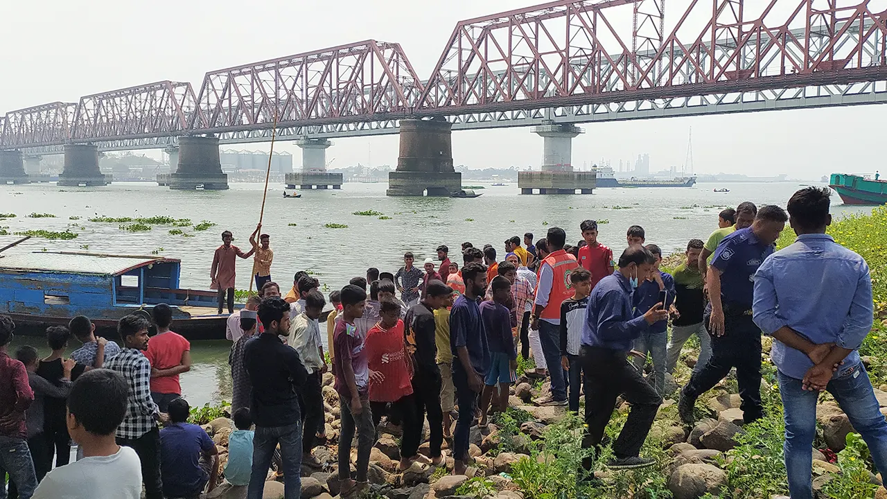 মেঘনায় বালুবাহী বাল্কহেডের ধাক্কায় পর্যটকবাহী নৌকাডুবির ঘটনা দেখতে উৎসুক জনতা ভিড় করে। ছবি : কালবেলা