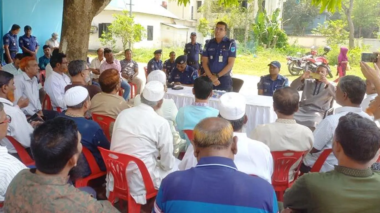 ব্যবসায়ী নেতাদের সঙ্গে মতবিনিময় সভায় বক্তব্য রাখেন অতিরিক্ত পুলিশ সুপার মুকিত সরকার। ছবি : কালবেলা