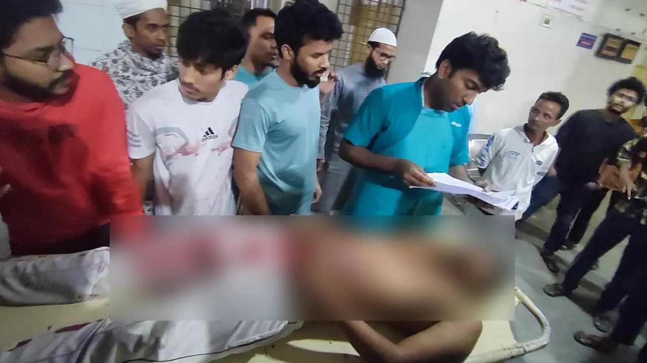 আহত অবস্থায় জয়দেব দাসকে হাসপাতালে নেওয়া হয়। ছবি : কালবেলা 