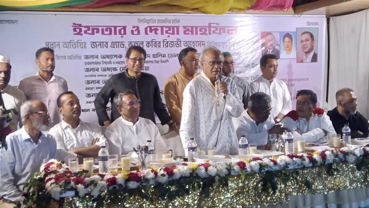 আসাদ গেটে ফ্যামিলি ওয়ার্ল্ড কনভেনশন হলে এক ইফতার মাহফিলপূর্ব আলোচনা সভায় কথা বলেন রুহুল কবির রিজভী। ছবি : কালবেলা