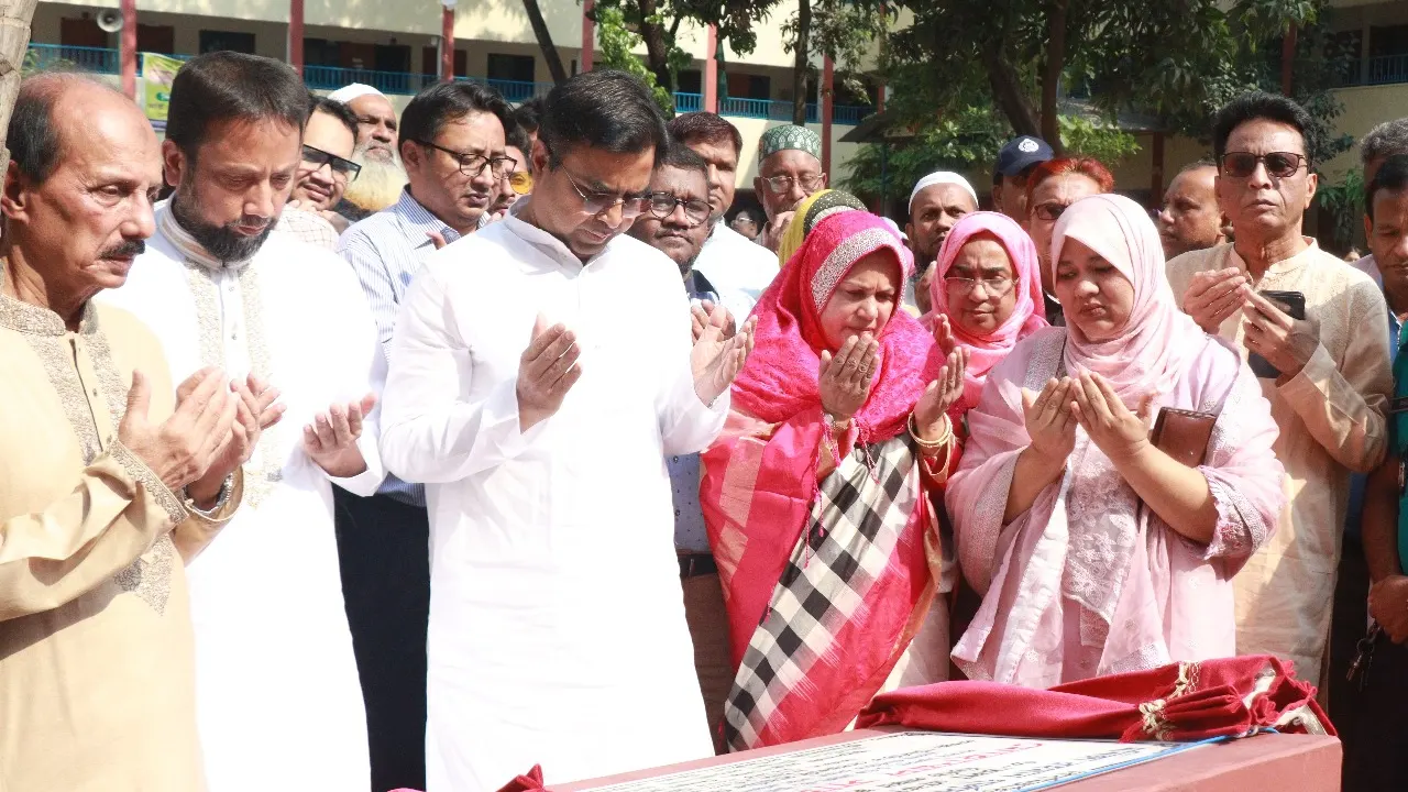 মনিজা রহমান গার্লস স্কুল অ্যান্ড কলেজের ভবনের ভিত্তিপ্রস্তর স্থাপন অনুষ্ঠানে ঢাকা-৬ আসনের সংসদ সদস্য মোহাম্মদ সাঈদ খোকনসহ অতিথিরা। ছবি : কালবেলা