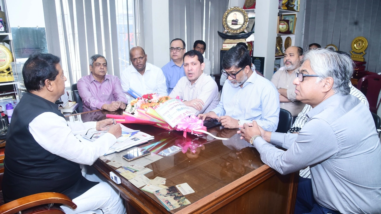 শ্রম প্রতিমন্ত্রী আলহাজ নজরুল ইসলাম চৌধুরী এমপির সঙ্গে বিজিএমইএ’র সহ-সভাপতি রাকিবুল আলম চৌধুরীসহ অন্যান্যরা। ছবি : কালবেলা 