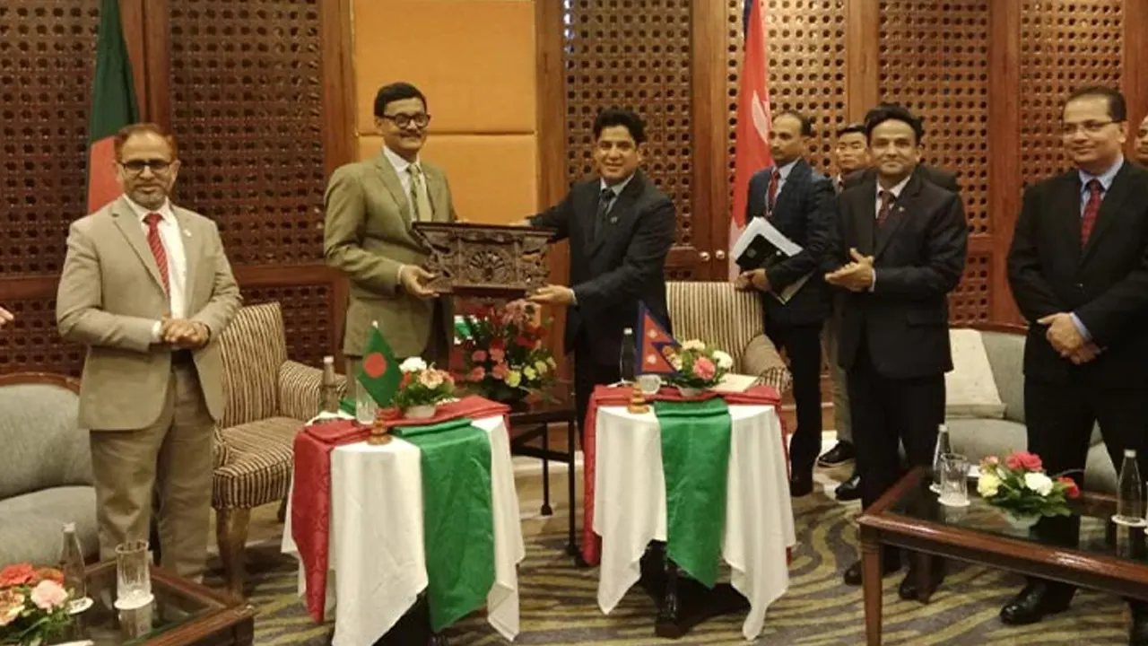 নেপালের স্থানীয় একটি হোটেলে বৈঠক করেন নৌপরিবহন প্রতিমন্ত্রী খালিদ মাহমুদ চৌধুরী ও নেপালের বাণিজ্যমন্ত্রী দামোদার ভান্ডারী। ছবি : সংগৃহীত
