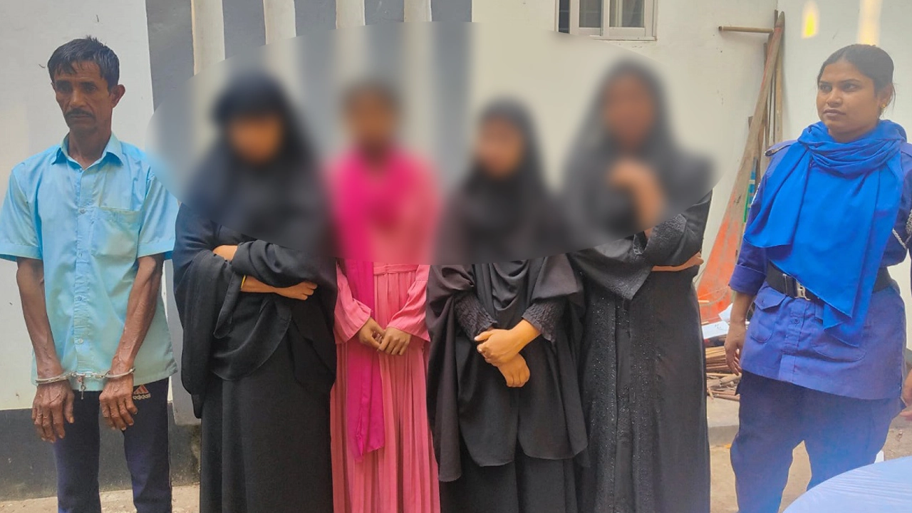 ব্রাহ্মণবাড়িয়ায় অসামাজিক কাজে লিপ্ত থাকার দায়ে ৫ নারী-পুরুষকে গ্রেপ্তার করেছে পুলিশ। ছবি : কালবেলা