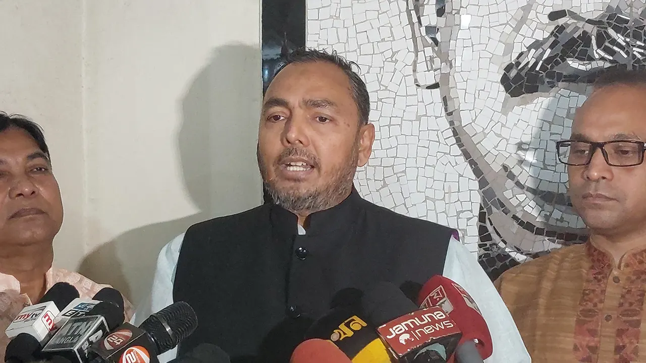 শনিবার টাঙ্গাইল প্রেস ক্লাবে সাংবাদিকদের সঙ্গে কথা বলেন বাণিজ্য প্রতিমন্ত্রী আহসানুল ইসলাম টিটু। ছবি : কালবেলা