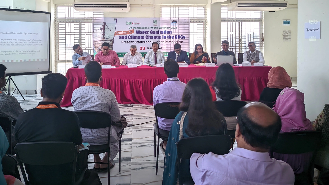  ড্রপ এবং দ্য ইন্টারন্যাশনাল ওয়াটার অ্যাসোসিয়েশন বাংলাদেশের আয়োজনে অনুষ্ঠিত সেমিনার। ছবি : কালবেলা