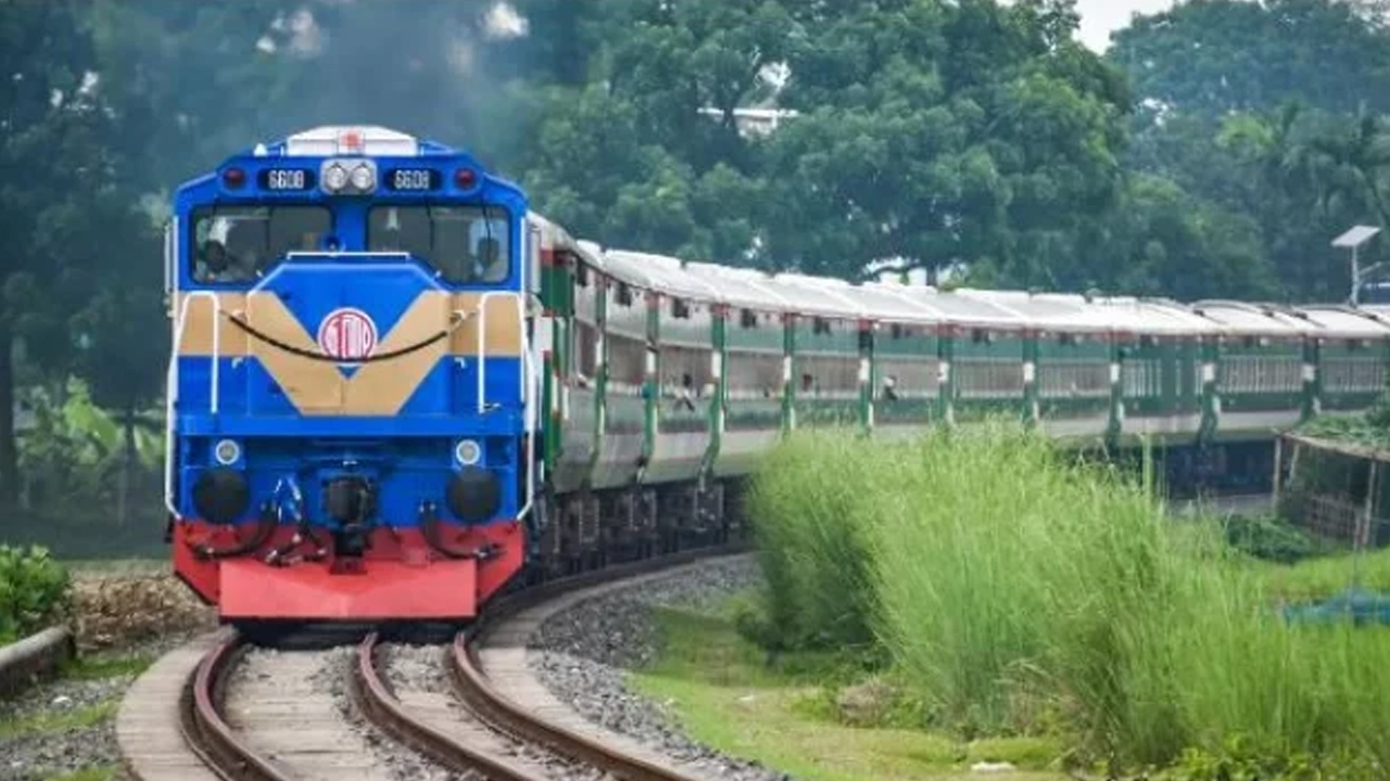 চলন্ত ট্রেন। ছবি : সংগৃহীত