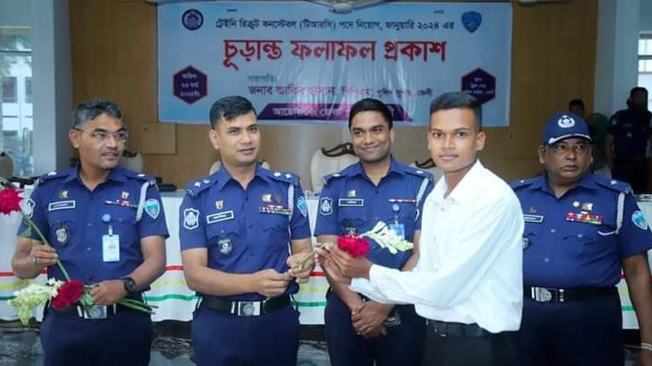 ফেনীতে ১২০ টাকা ফিতে ৩৬ জনের পুলিশে চাকরি। ছবি : কালবেলা