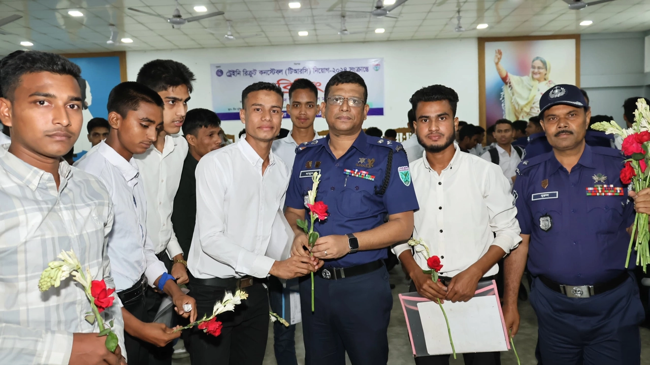 সিলেট জেলা পুলিশ সুপার মো. আব্দুল্লাহ আল মামুন প্রাথমিকভাবে নির্বাচিতদের পুলিশ সুপার ফুল দিয়ে অভিনন্দন জানান। ছবি : কালবেলা
