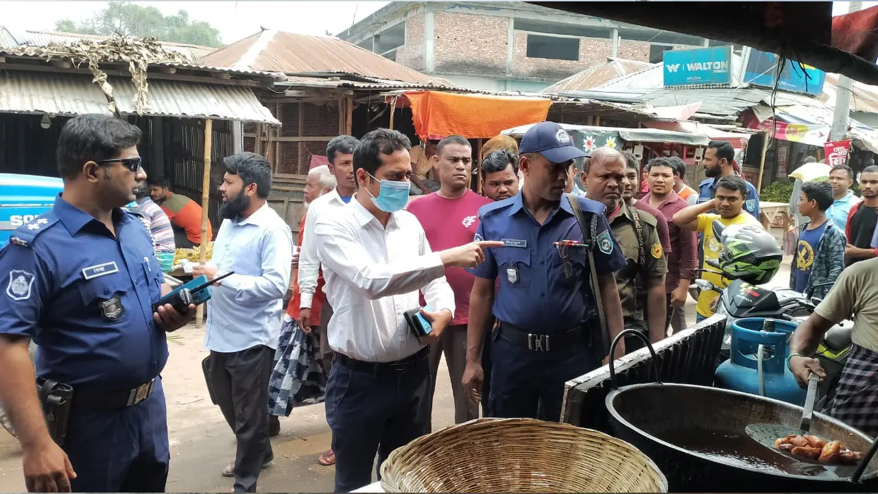 ভ্রাম্যমাণ আদালত পরিচালনা করছেন ইউএনও মো. রুবেল রানা। ছবি : কালবেলা