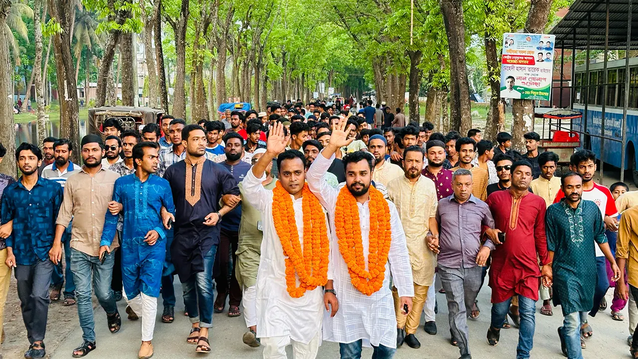 নতুন কমিটিকে অভিনন্দন জানিয়ে আনন্দ মিছিল করছে নেতাকর্মীরা। ছবি : কালবেলা