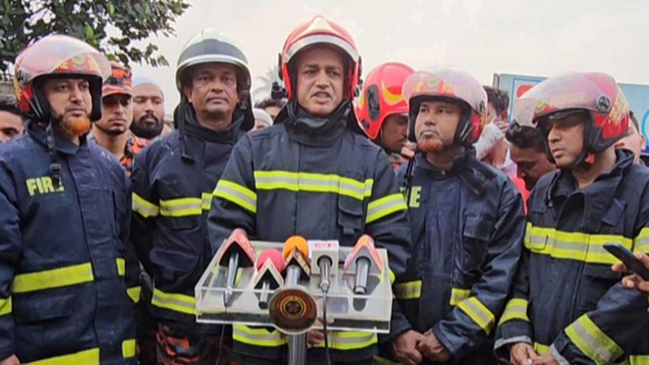 আগুন নেভানোর পর ফায়ার সার্ভিসের কর্মকর্তারা সাংবাদিকদের ব্রিফ করেন। ছবি : কালবেলা