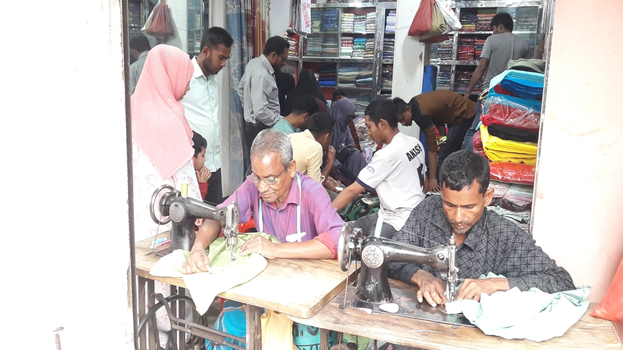 পোশাক তৈরিতে ব্যস্ত সময় পার করছেন নেত্রকোনার কেন্দুয়া উপজেলার দর্জি কারিগররা। ছবি : কালবেলা