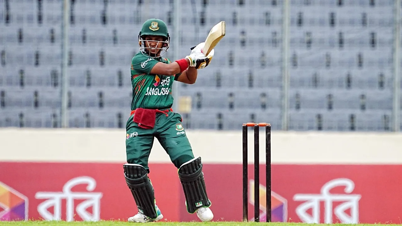 পুল শট খেলছেন বাংলাদেশের ব্যাটার ফারজানা হক। ছবি : সংগৃহীত