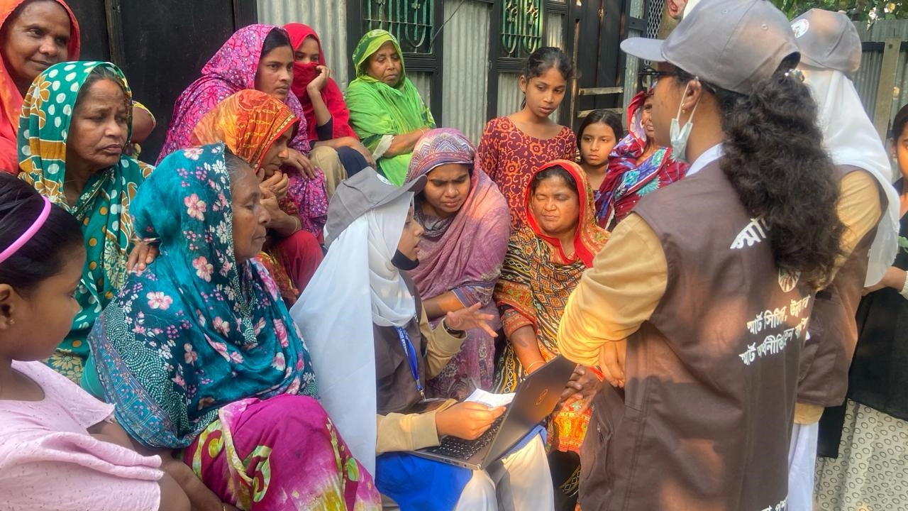 ল্যাপটপ আর ইন্টারনেট সংযোগ নিয়ে স্থানীয় লোকজনকে নিয়ে উঠান বৈঠক করছে ব্রিগেডের অপর একটি অংশ। ছবি : কালবেলা