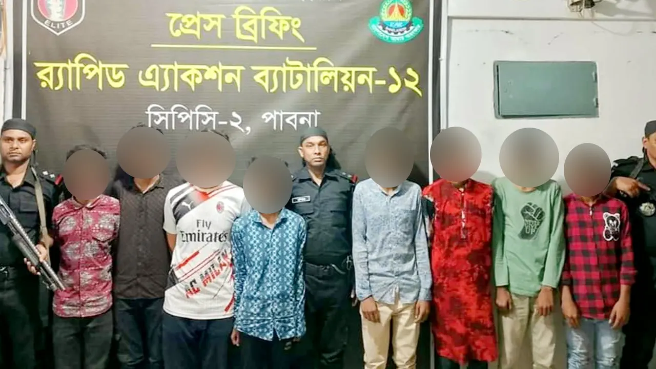 র‌্যাবের হাতে আটক কিশোর গ্যাংয়ের আট সদস্য। ছবি : কালবেলা