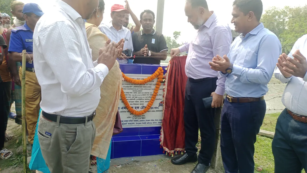 আধুনিক পদ্ধতিতে মৎস্য চাষের উদ্বোধন করেন অতিথিরা। ছবি : কালবেলা