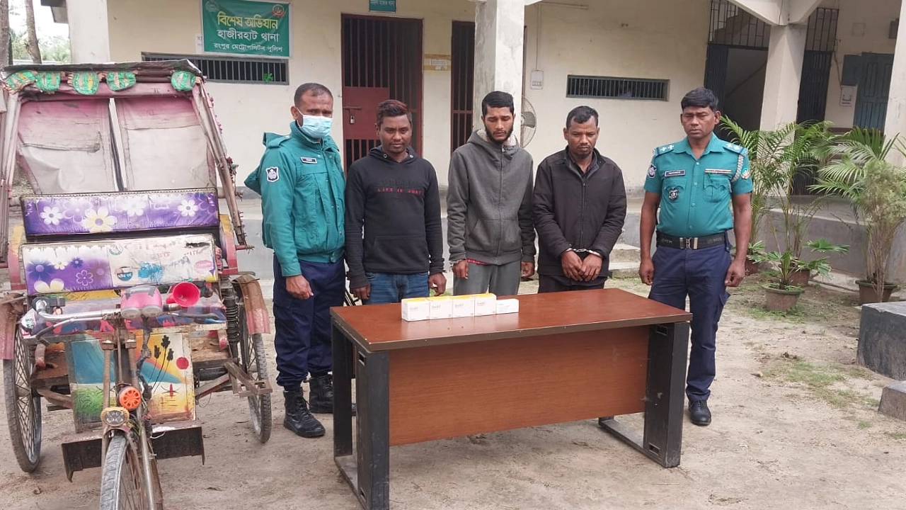 রংপুরে অজ্ঞান পার্টির তিন সদস্যকে গ্রেপ্তার করেছে পুলিশ। ছবি : সৌজন্য