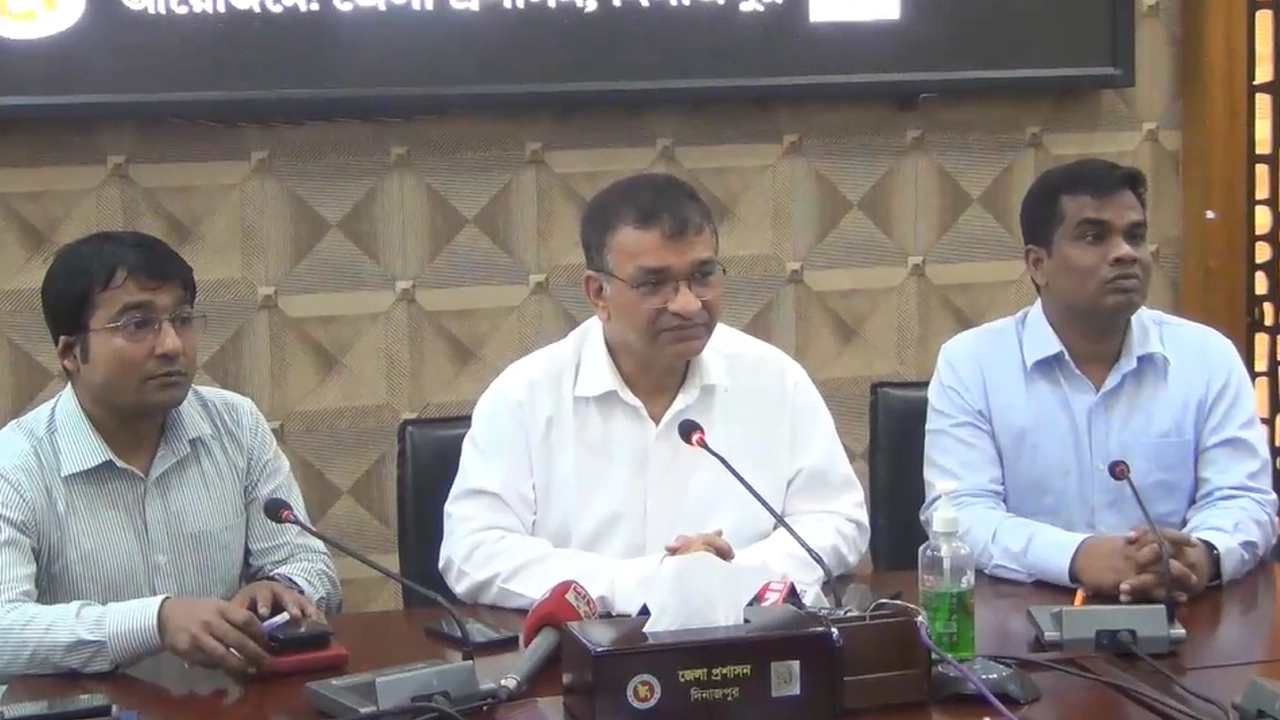 সংবাদ সম্মেলনে বক্তব্য দেন জেলা প্রশাসক শাকিল আহমেদ। ছবি : কালবেলা