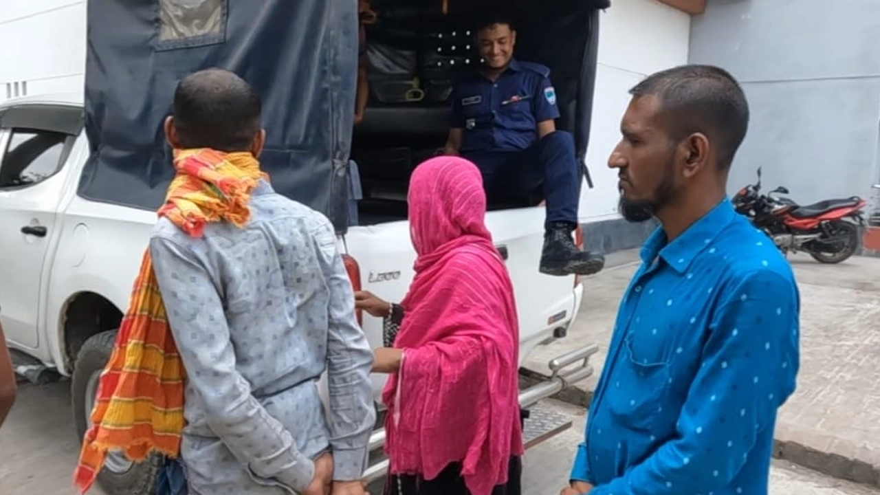 মরা গরু জবাই করে প্রকাশ্যে মাংস বিক্রির অভিযোগে দুই সহোদর আটক। ছবি : কালবেলা