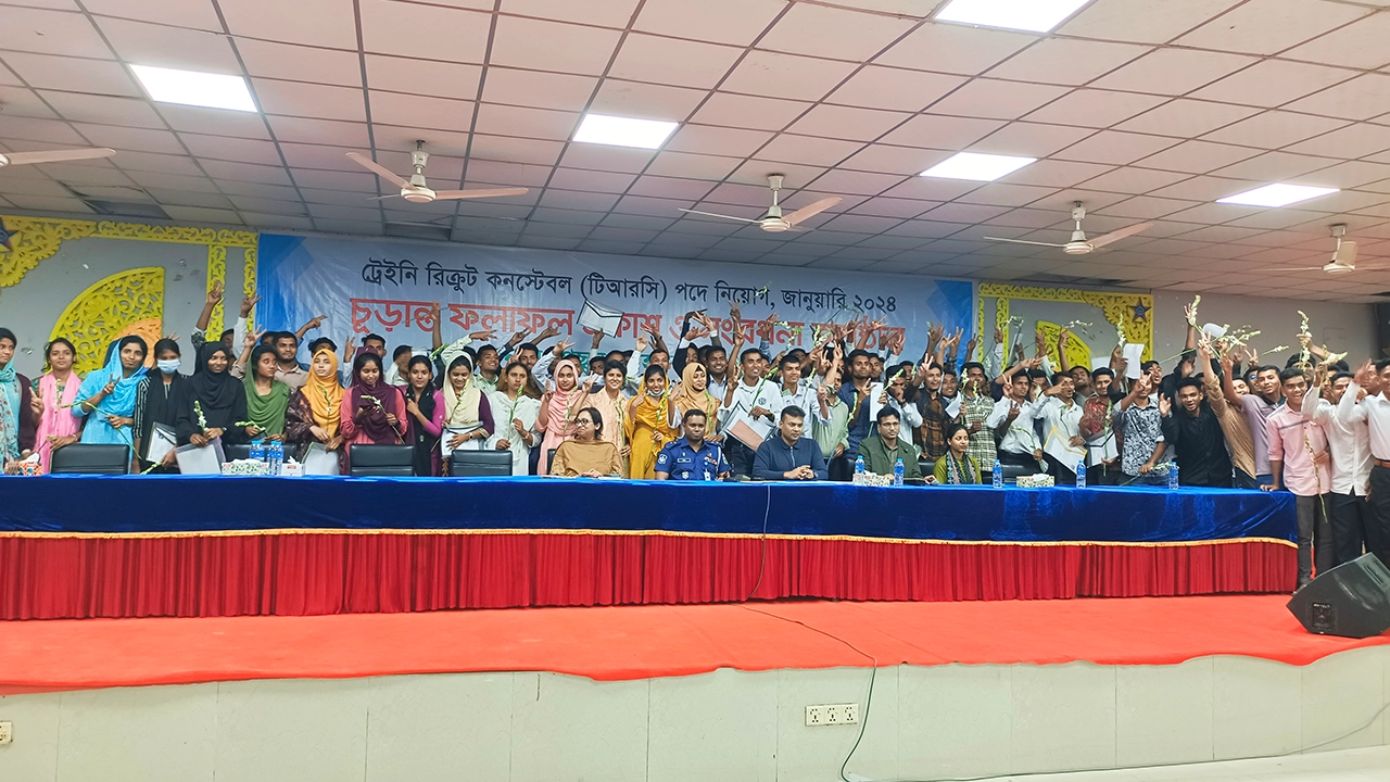 কাভার্ডভ্যানের পেছনে ট্রাকের ধাক্কা, চালকসহ নিহত ২
