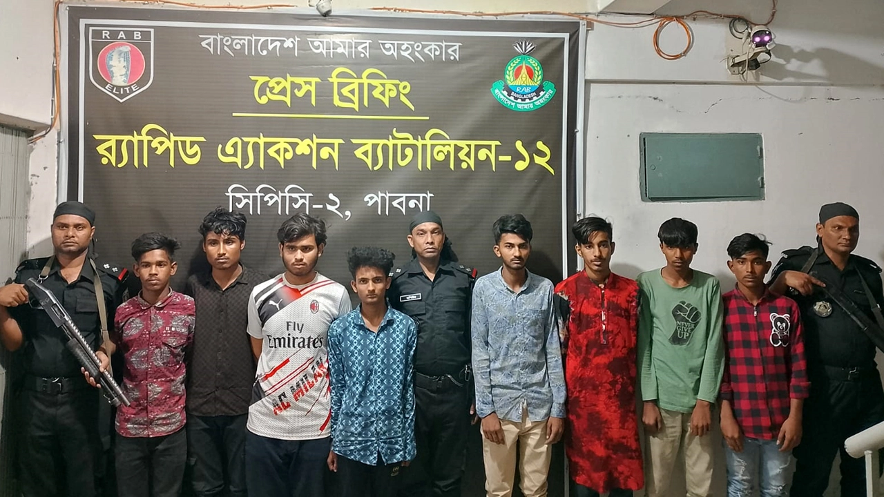 ঈশ্বরদীতে অভিযান চালিয়ে কিশোর গ্যাংয়ের ৮ সদস্যকে আটক করেছে র‍্যাব। ছবি : কালবেলা