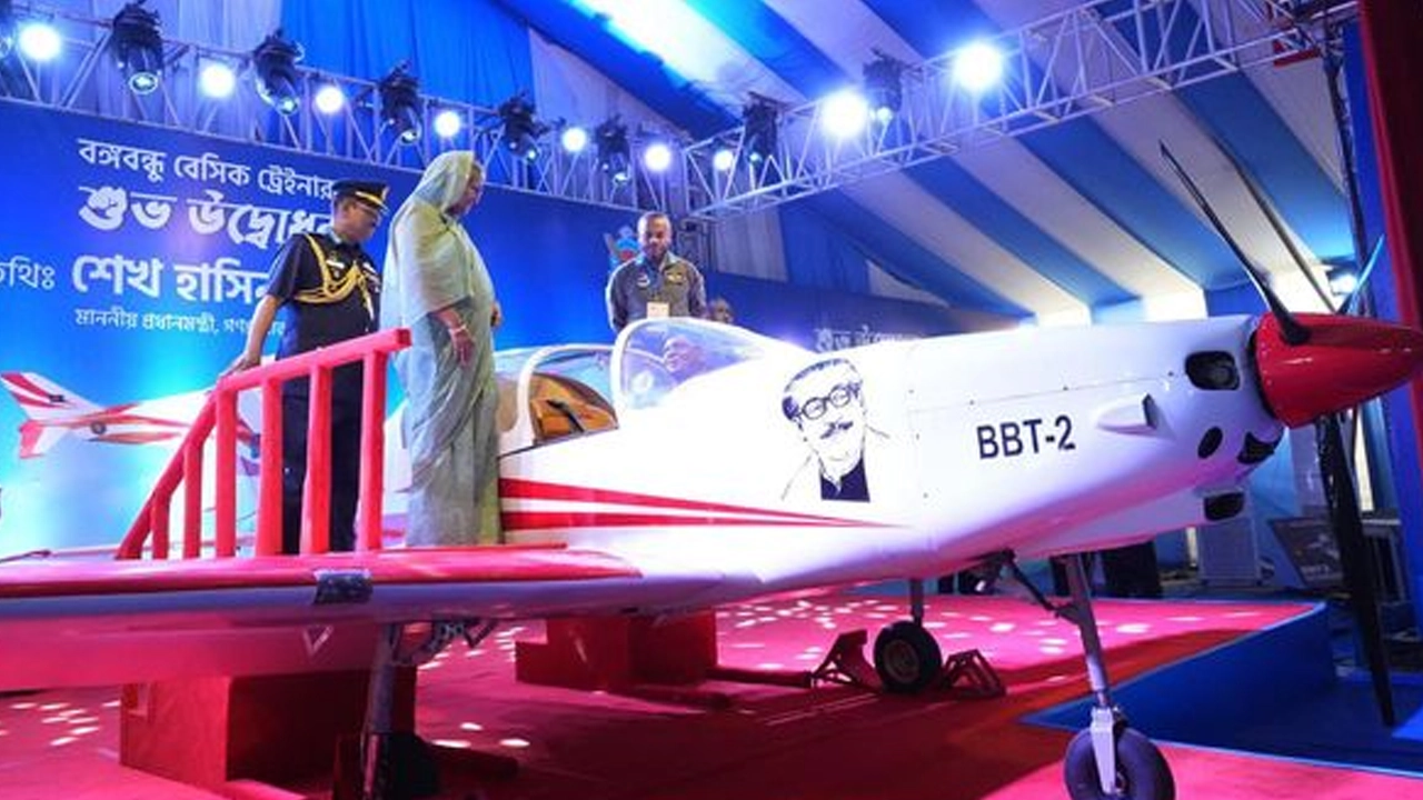 বিমান বাহিনীর তৈরি প্রথম প্রশিক্ষণ বিমান বিবিটি’র উদ্বোধন করেছেন প্রধানমন্ত্রী শেখ হাসিনা। ছবি : আইএসপিআর