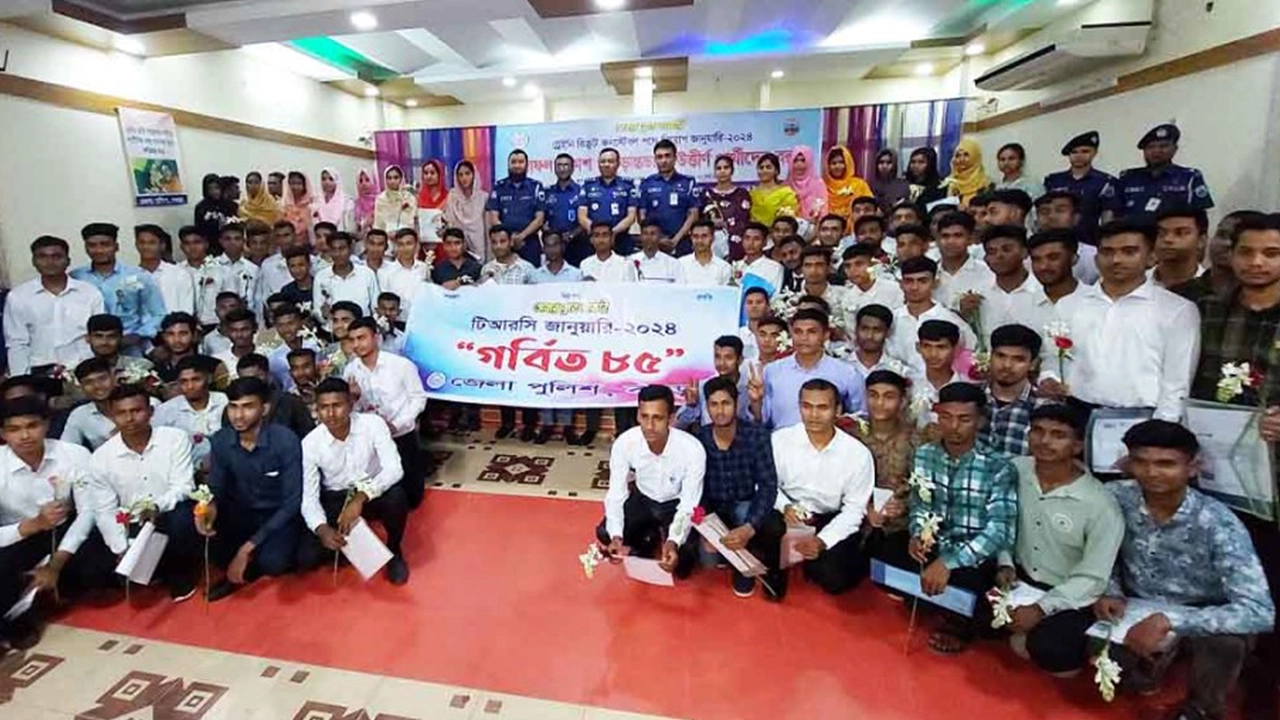 বগুড়ায় বাংলাদেশ পুলিশে ট্রেইনি রিক্রুট কনস্টেবল (টিআরসি) পদে ৮৫ জনের চাকরি। ছবি : কালবেলা