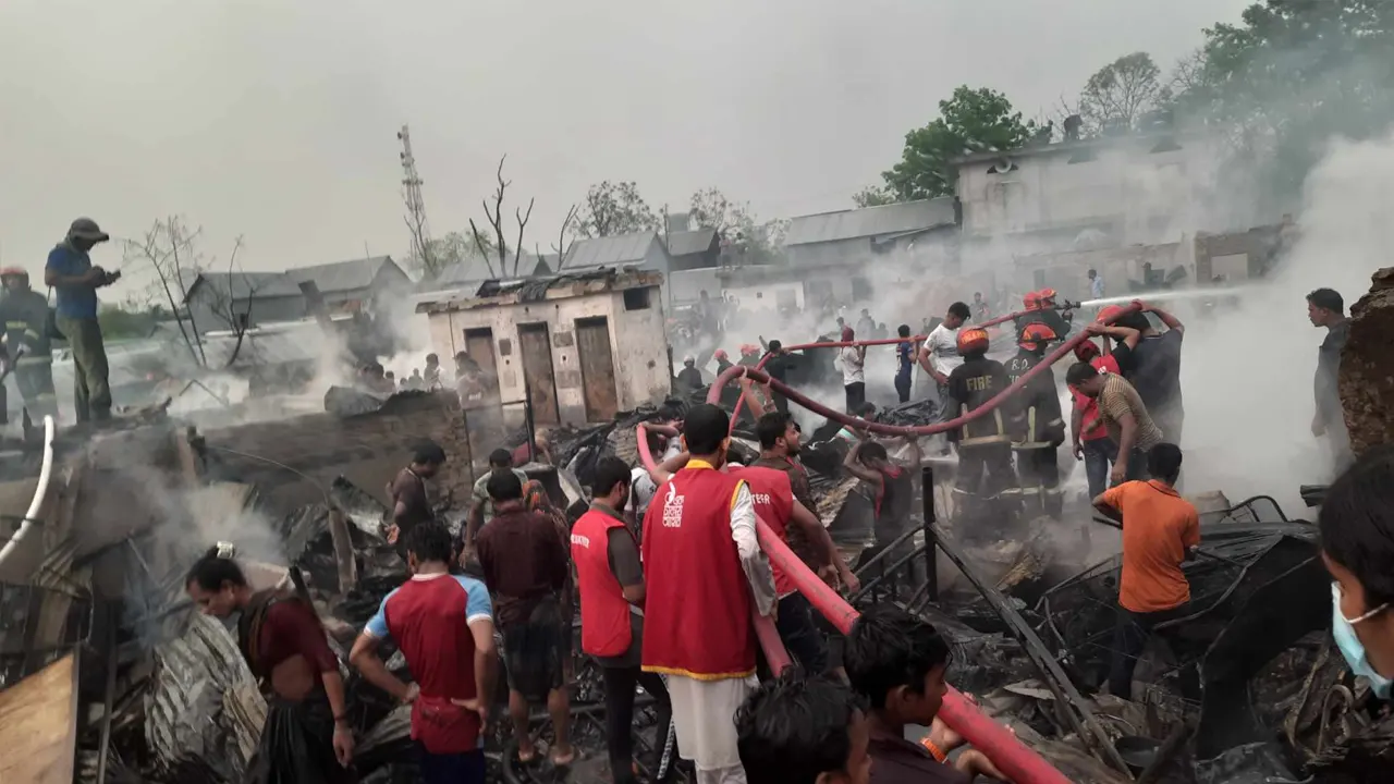 আগুনে পুড়ে নিঃস্ব হয়েছে বস্তির প্রায় দুই শতাধিক মানুষ। ছবি : সংগৃহীত