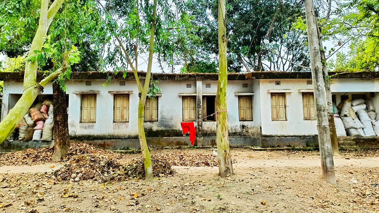 দিনাজপুরের খানসামা উপজেলার কৃষি অফিসের বিএস কোয়ার্টার। ছবি : কালবেলা