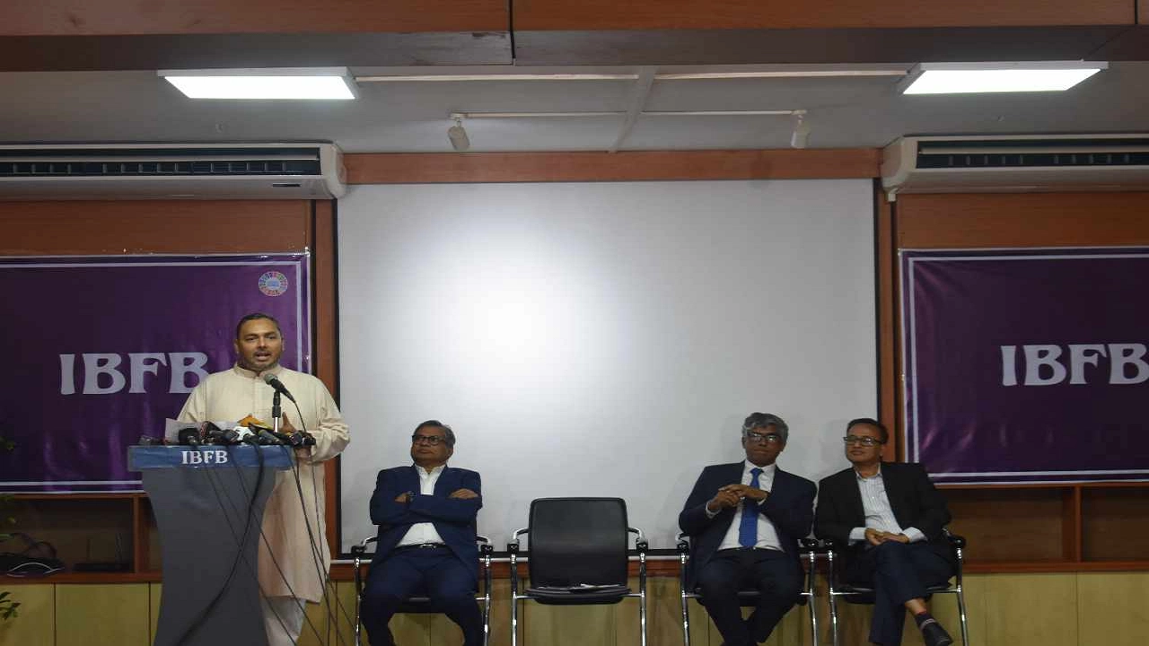 ‘প্রয়োজনীয় জিনিসের দামের উপর সিন্ডিকেট এবং প্রতিযোগিতার প্রভাব’ শীর্যক আলোচনা সভায় কথা বলেন বাণিজ্য প্রতিমন্ত্রী আহসানুল ইসলাম টিটু। ছবি : কালবেলা
