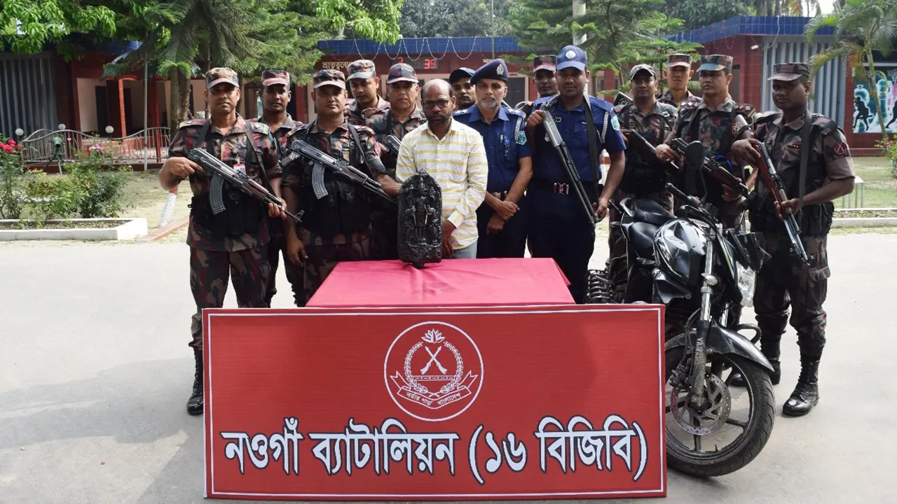 নওগাঁয় কষ্টি পাথরের মূর্তি উদ্ধারসহ একজনকে আটক করা হয়। ছবি : কালবেলা
