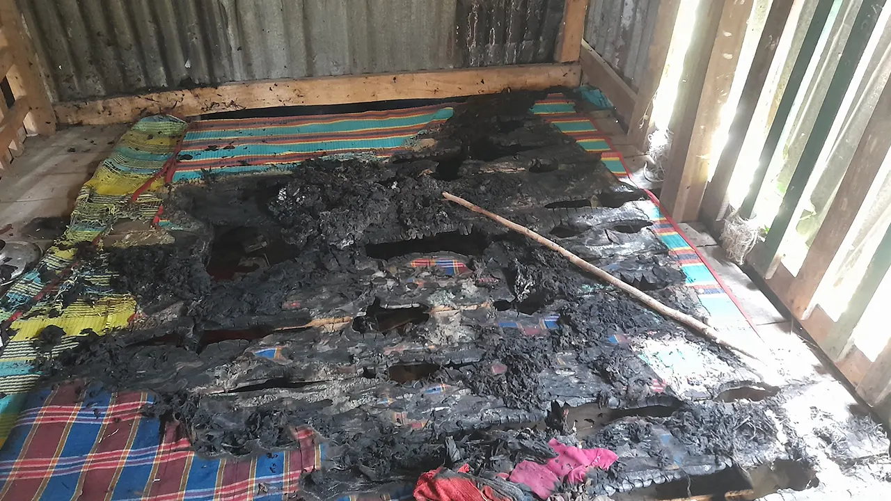 যুবলীগ নেতা জুয়েল মাহমুদ মৃধার মাছের আড়তে আগুন দিলে কাঠের পাটাতন ও তোষক পুড়ে যায়। ছবি : কালবেলা