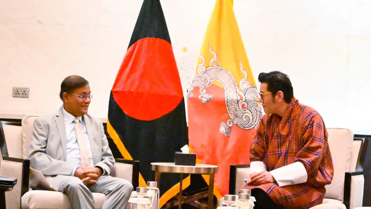বাংলাদেশ সফররত ভুটানের রাজা জিগমে খেসার নামগিয়েল ওয়াংচুকের সঙ্গে বৈঠক করেন পররাষ্ট্রমন্ত্রী ড. হাছান মাহমুদ। ছবি : সংগৃহীত