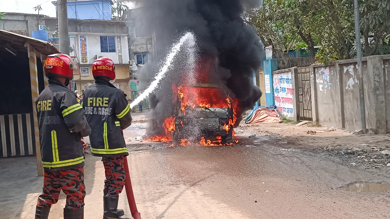 পিকআপের আগুন নেভাচ্ছেন ফায়ার সার্ভিসের কর্মীরা। ছবি : কালবেলা
