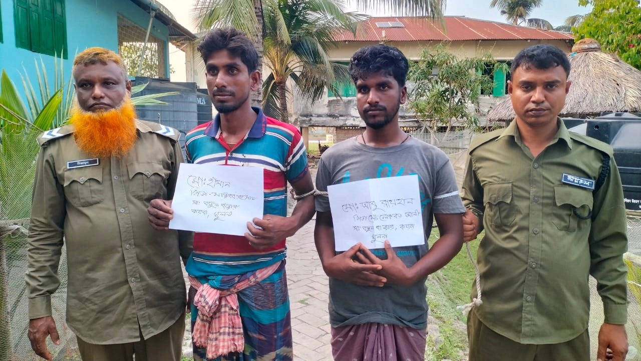 অবৈধ মাছ শিকারের দায়ে আটক দুই জেলে। ছবি : কালবেলা