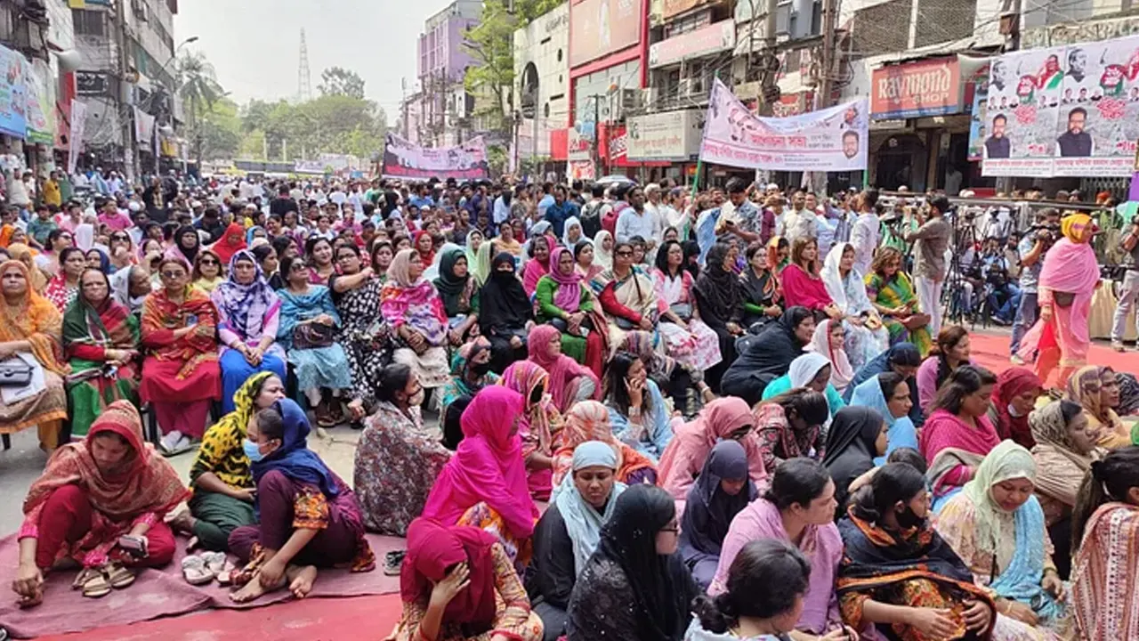 রাজধানীর বঙ্গবন্ধু এভিনিউয়ে সমাবেশস্থলে জড়ো হওয়া নেতাকর্মীরা। ছবি : সংগৃহীত