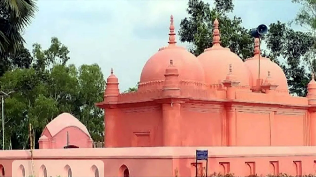 মিঠাপুকুরের দৃষ্টিনন্দন প্রাচীন স্থাপনা লাল মসজিদ। ছবি : কালবেলা